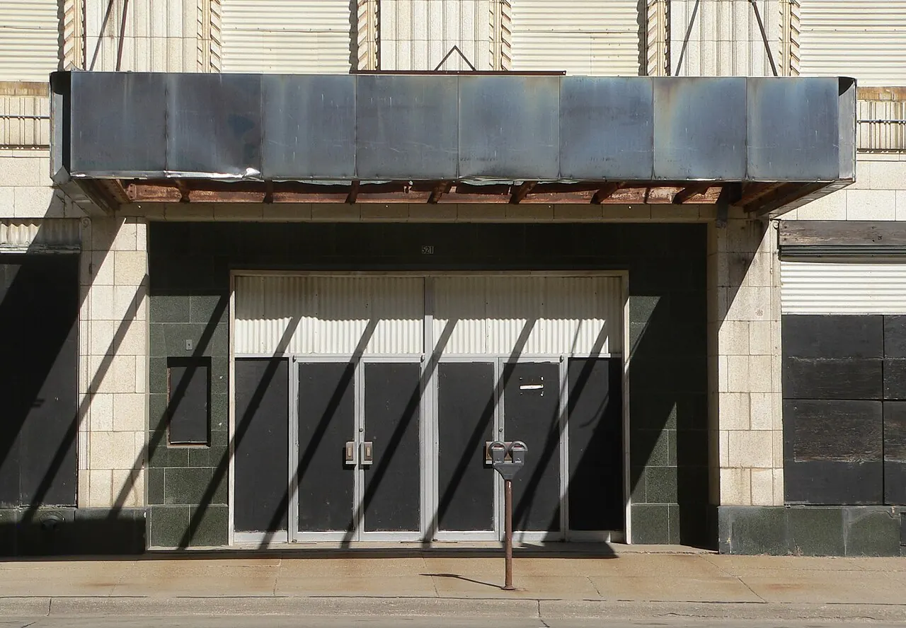 The Warrior Hotel, Sioux City: Warrior Hotel (Sioux City) S entrance 1